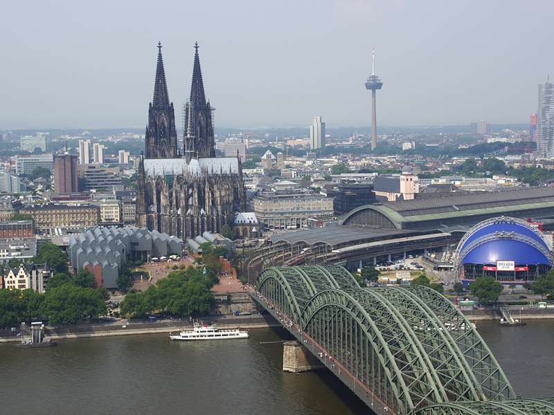 Blick auf den Kölner Dom und die Deutzer Brücke; Foto: 16.07.2013, Köln-Deutz