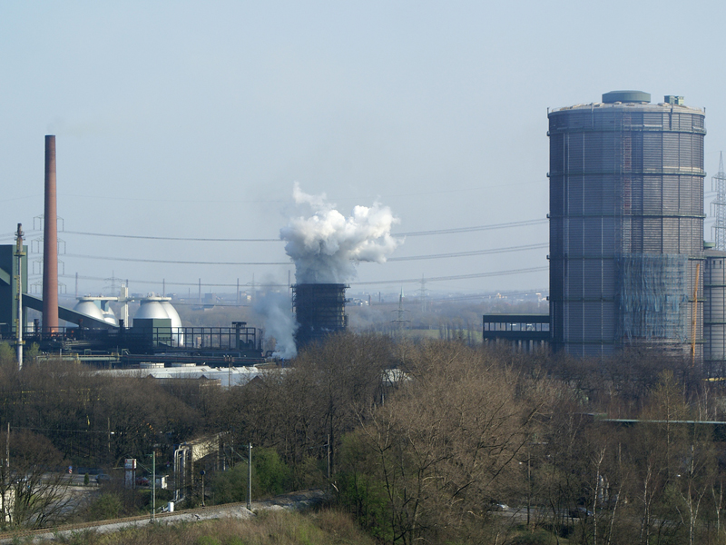 Typisch Ruhrpott: Kokerei Prosper in Bottrop. zu sehen sind der Löschturm der Kokerei Prosper sowie rechts daneben der Scheibengasbehälter; Foto: 29.03.2007, Bottrop
