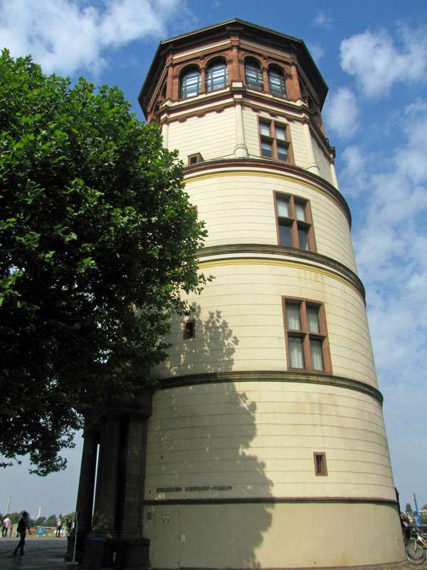 Im Schlossturm am Burgplatz in Düsseldorf befindet sich das Schifffahrts-Museum; Foto: 01.08.2010, Düsseldorf-Zentrum