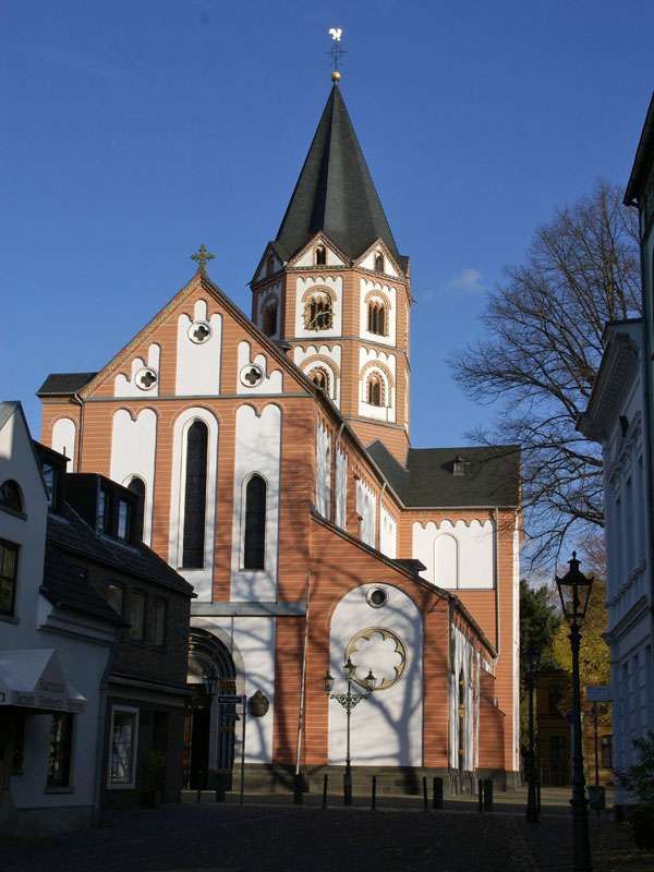 Die Kirche St. Margareta; Foto: 08.11.2008, Düsseldorf-Gerresheim