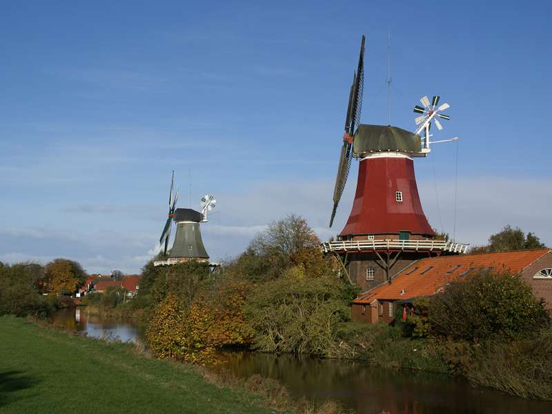 Die historischen Zwillingsmühlen - leider wurde die Grüne Mühle am 28.10.2013 durch einen Sturm sehr schwer beschädigt, ist inzwischen aber restauriert worden; Foto: 28.10.2012, Greetsiel/Krummhörn