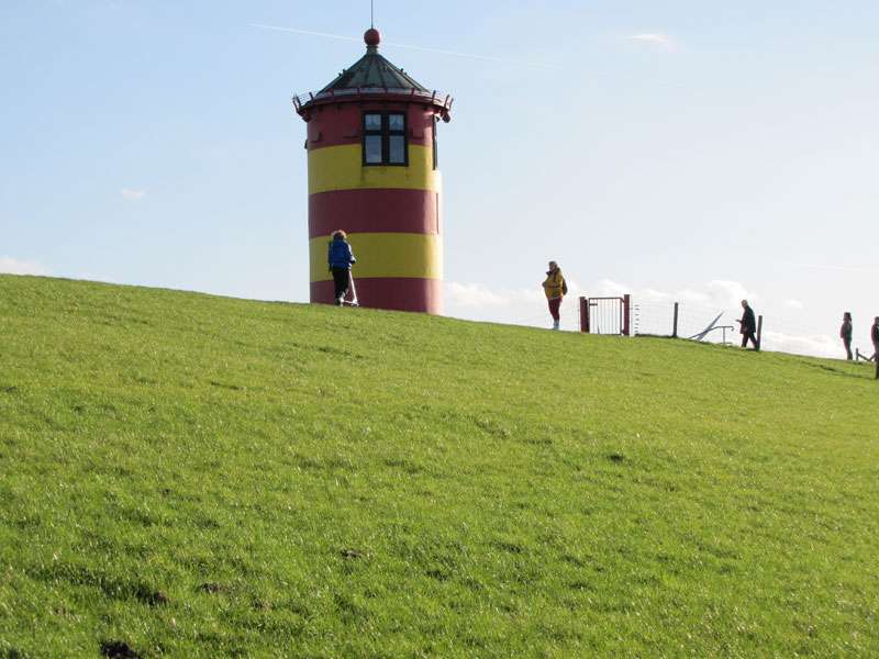 Aufgrund seiner geringen Höhe überragt der Pilsumer Leuchtturm den Deich nur um wenige Meter; Foto: 28.10.2012, Pilsum/Krummhörn