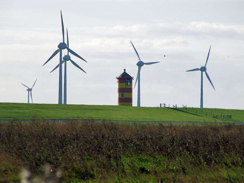 Windräder erheben sich hinter dem Pilsumer Leuchtturm; Foto: 30.10.2012, Pilsum/Krummhörn