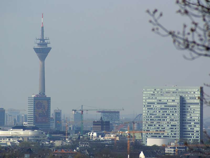 Düsseldorfer Skyline mit Rheinturm vom Grafenberger Wald aus gesehen; Foto: 20.04.2008, Düsseldorf-Ludenberg