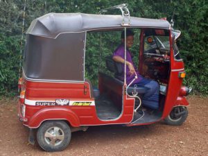Im näheren Umfeld des Hotels lassen sich mit einem privaten Fahrer und einem Tuktuk problemlos eigene Erkundungen unternehmen; Foto: November 2006