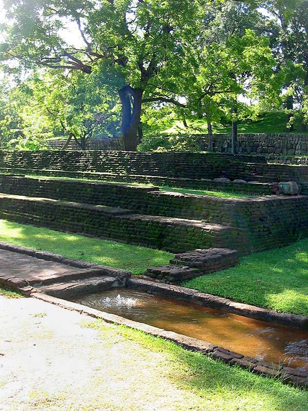 Antiker, noch immer funktionstüchtiger Springbrunnen im Wassergarten; Foto: 10.11.2006, Sigiriya