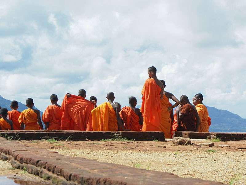 Buddhistische Mönche auf dem Gipfel des Sigiriya-Felsens; Foto: 10.11.2006, Sigiriya