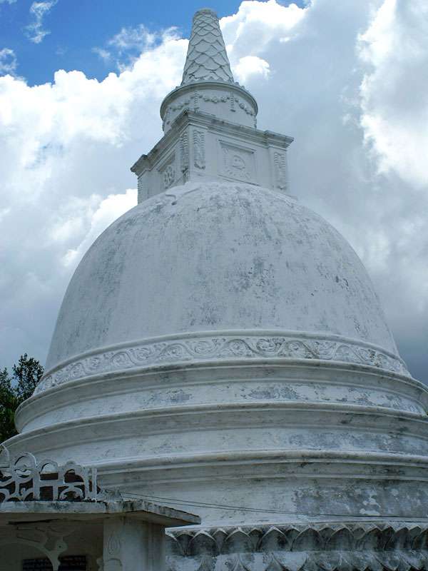 Dagoba oder Stupa auf dem Gipfel des Little Adam's Peak; Foto: November 2006, Galatara