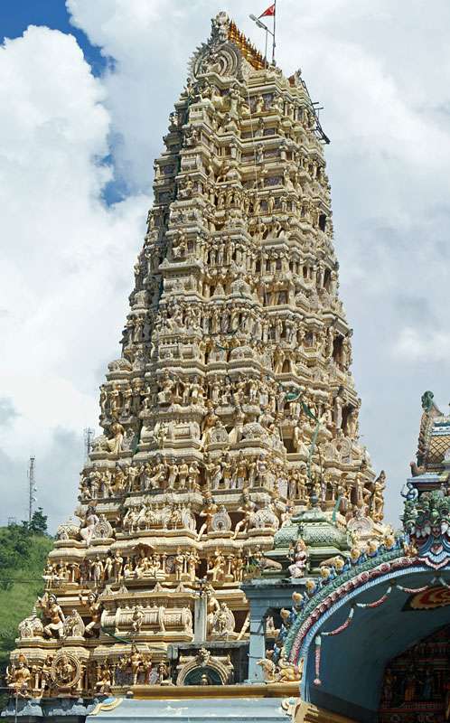 Der hohe Turm des Hindutempels ist über und über bedeckt mit kleinen Skulpturen; Foto: 10.11.2006, Matale