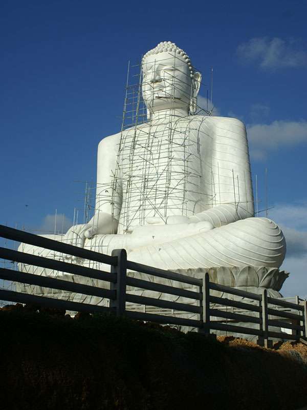 Die große Buddha-Statue von Kande Viharaya befand sich 2006 noch im Bau; Foto: 08.11.2006, Bentota