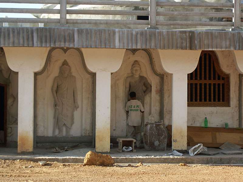 Bildhauer bei der Arbeit - im Jahr 2006 befand sich die Tempelanlage teils noch im Bau; Foto: 08.11.2006, Bentota
