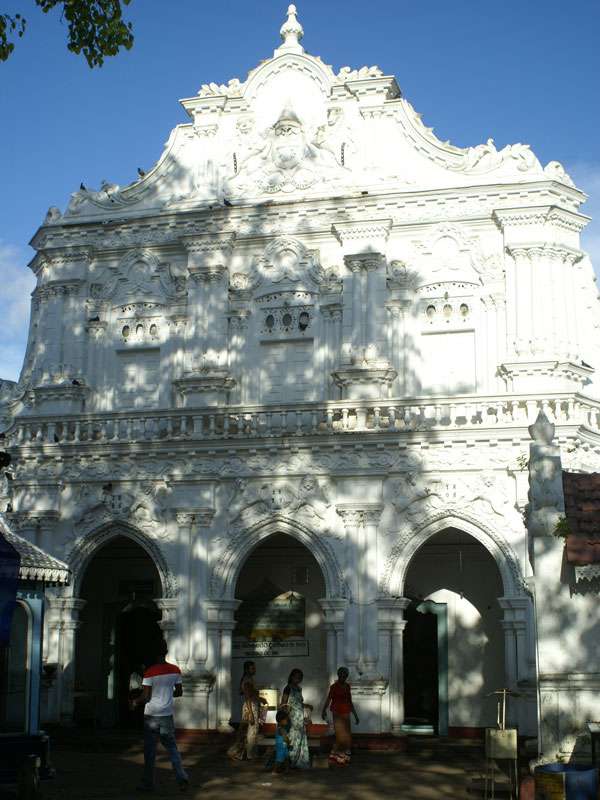 Die Fassade des Tempelraums von Kande Viharaya; Foto: 08.11.2006, Bentota