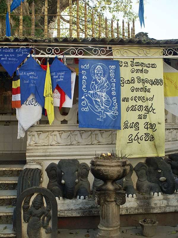 Weitere Gebetsfahnen an der Mauer, die sich um den heiligen Tempelbaum erstreckt; Foto: 08.11.2006, Bentota