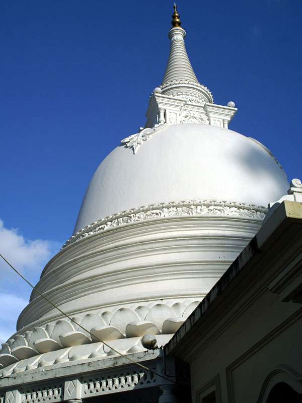 Die blendend weiße Stupa von Kande Viharaya; Foto: 08.11.2006, Bentota
