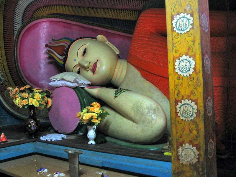 Liegender Buddha im Gebetsraum von Kande Viharaya; Foto: 08.11.2006, Bentota