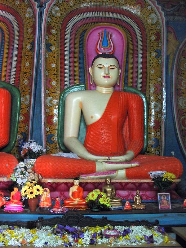 Buddha-Statuen und Opfergaben; Foto: 08.11.2006, Bentota
