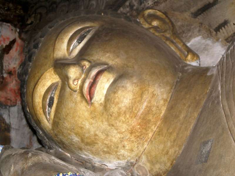 Das Antlitz eines liegenden Buddhas in einem der Höhlentempel; Foto: 09.11.2006, Dambulla