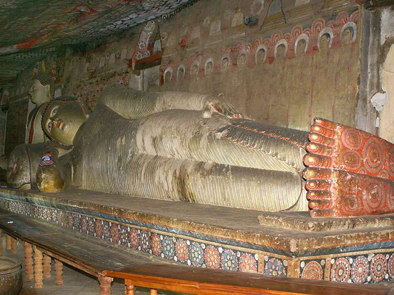 Liegender Buddha mit bemalten Fußsohlen; Foto: 09.11.2006, Dambulla