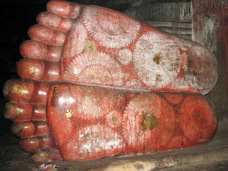 Bemalte Fußsohlen einer liegenden Buddha-Statue; Foto: 09.11.2006, Dambulla