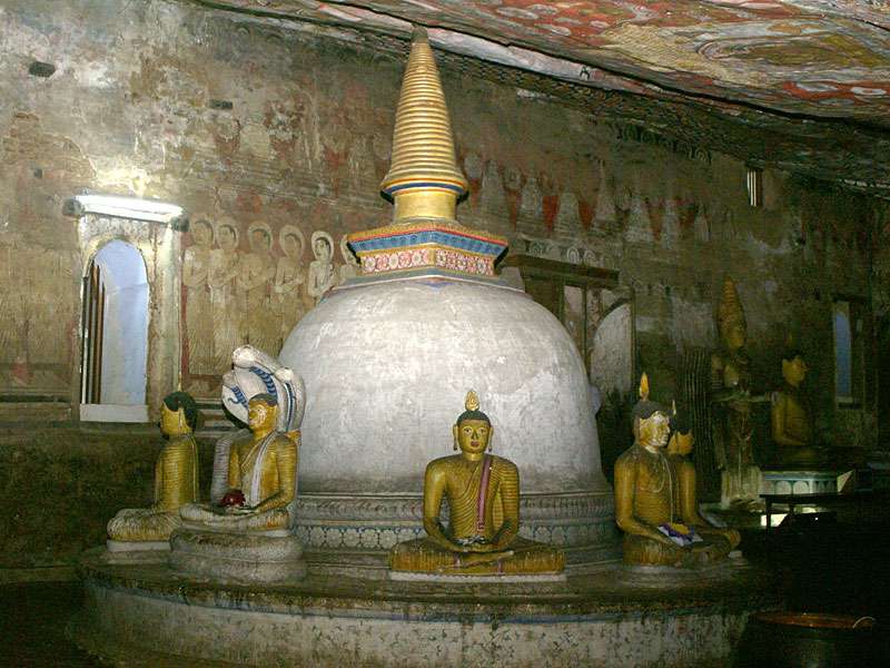 Stupa und Statuen in einem der Höhlentempel; Foto: 09.11.2006, Dambulla
