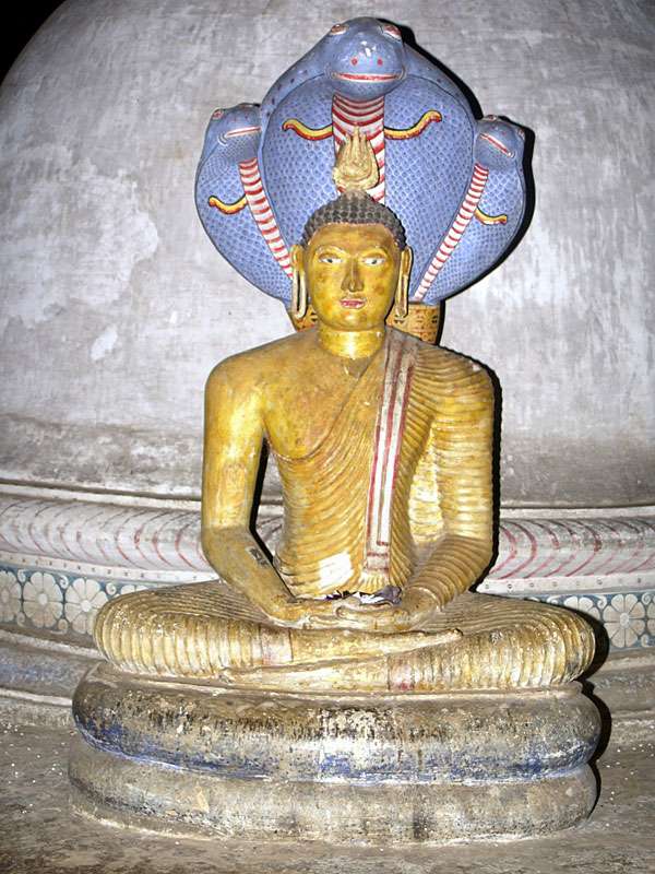 Meditierender Buddha mit schützenden Kobras; Foto: 09.11.2006, Dambulla