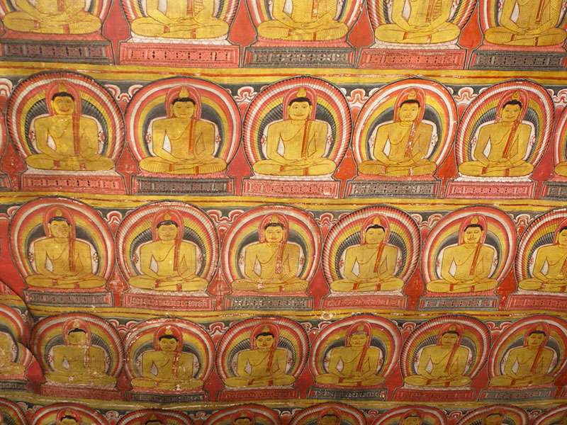 Die vielen Buddha-Darstellungen dieses Wandgemäldes unterscheiden sich geringfügig; Foto: 09.11.2006, Dambulla
