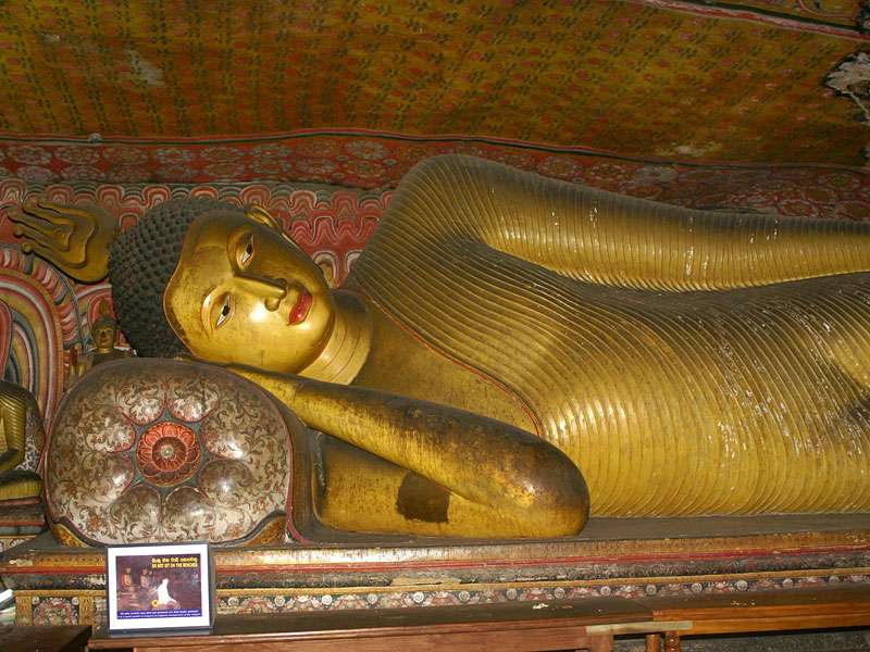 Große liegende Buddha-Statue in einem Höhlentempel; Foto: 09.11.2006, Dambulla
