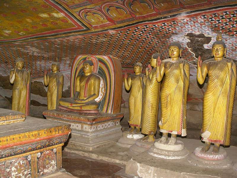 Die schönen Statuen können nicht über die Wasserschäden im Wandgemälde des Höhlentempels hinwegtäuschen; Foto: 09.11.2006, Dambulla