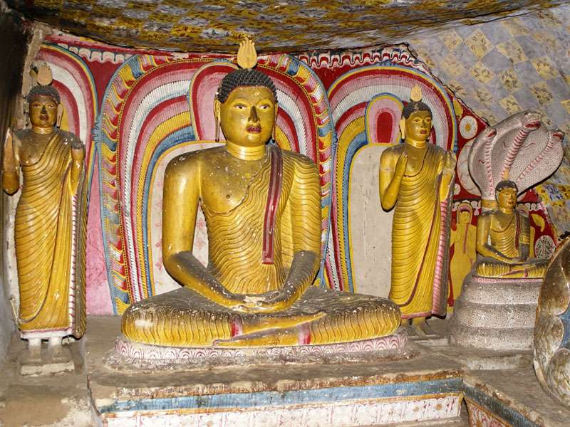 Weitere Buddha-Statuen in einem Höhlentempel; Foto: 09.11.2006, Dambulla
