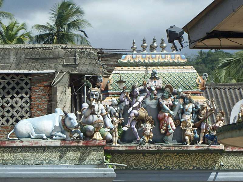 Verschiedene Statuen schmücken den Hindutempel; Foto: 10.11.2006, Matale