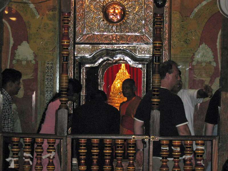 Geöffneter Reliquienschrein im Zahntempel - unter dieser goldenen Hülle liegt der Zahn; Foto: 10.11.2006, Kandy