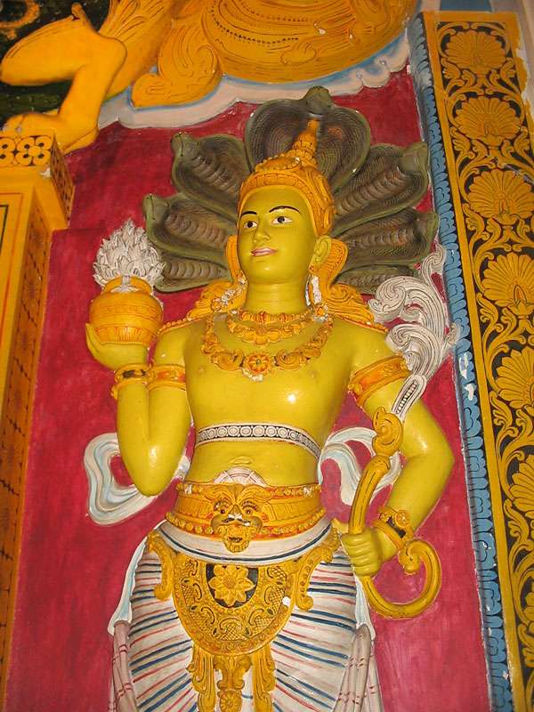 Im Zahntempel finden sich zahlreiche bemalte Figuren wie diese; Foto: 10.11.2006, Kandy