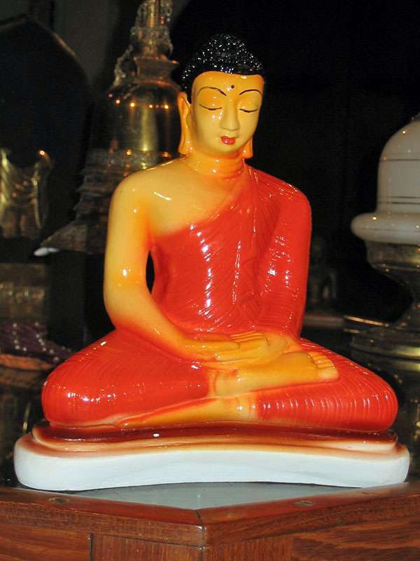 Hier meditiert Buddha, die Hand- und Fußhaltung begegnet einem bei vielen Statuen im Zahntempel; Foto: 10.11.2006, Kandy