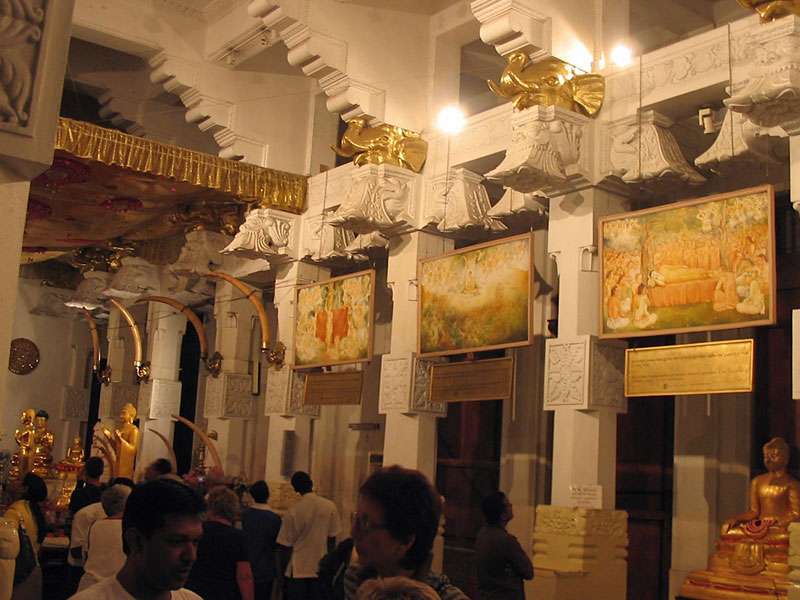 Die Gemälde in diesem Raum zeigen die Stationen des Buddha und wie sein Zahn in den sri-lankischen Tempel gelangte; Foto: 10.11.2006, Kandy