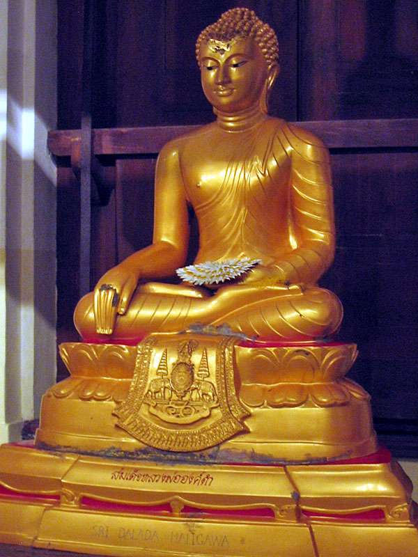 Große vergoldete Buddha-Statue im Zahntempel; Foto: 10.11.2006, Kandy