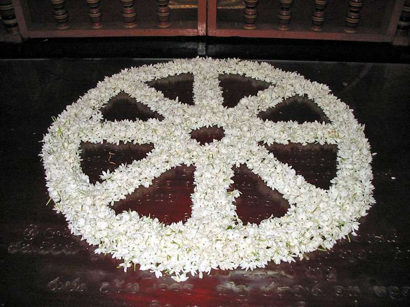 Aus Blüten geformtes Schicksalsrad im Zahntempel; Foto: 10.11.2006, Kandy