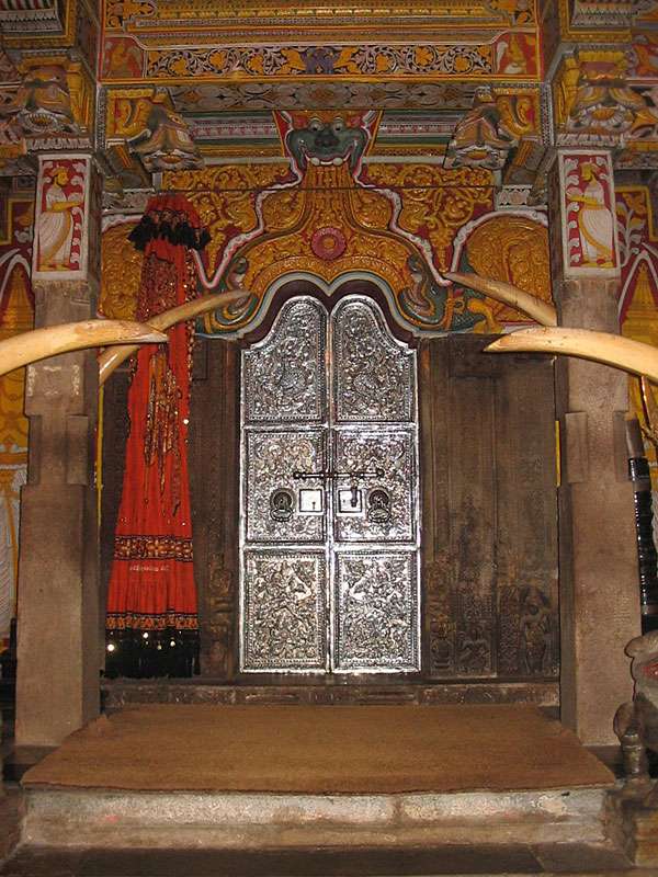 Tür des Reliquienschreins im Zahntempel; Foto: 10.11.2006, Kandy