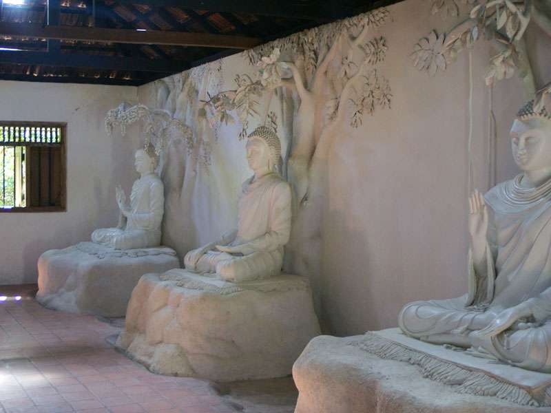 Weiße Meditationshalle in der Panchakapaduwa-Tempelanlage; Foto: 16.11.2006, Bentota