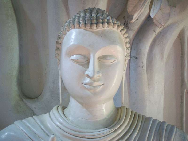 Schlichte Buddha-Statue in der Panchakapaduwa-Tempelanlage; Foto: 16.11.2006, Bentota