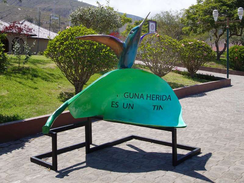 In der Parkanlage am Äquatordenkmal 'La Mitad del Mundo' gibt es mehrere Kolibriskulpturen, die zwar dieselbe Form haben, aber farblich individuell gestaltet sind; Foto: 23.12.2017, San Antonio de Pichincha
