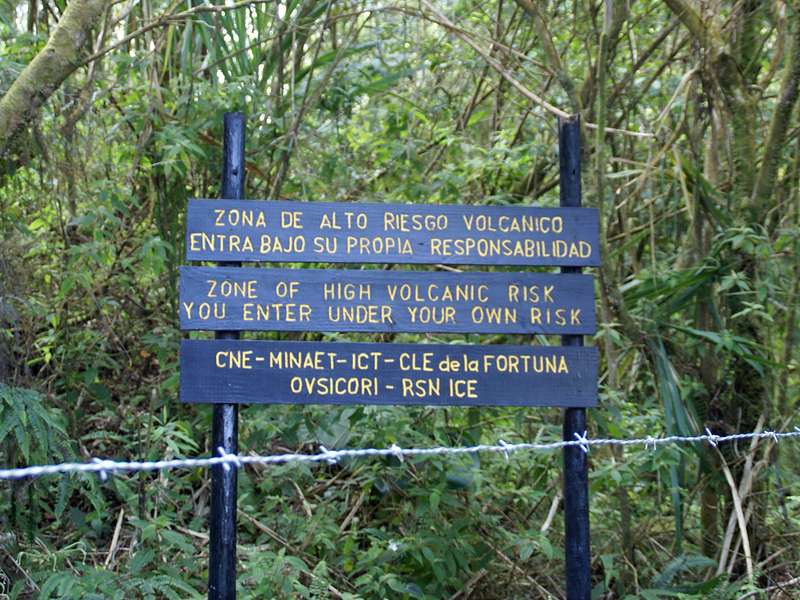Bis hierhin und nicht weiter: Schilder wie dieses warnen vor Risikozonen innerhalb des Nationalparks; Foto: 29.04.2012, Arenal-Nationalpark