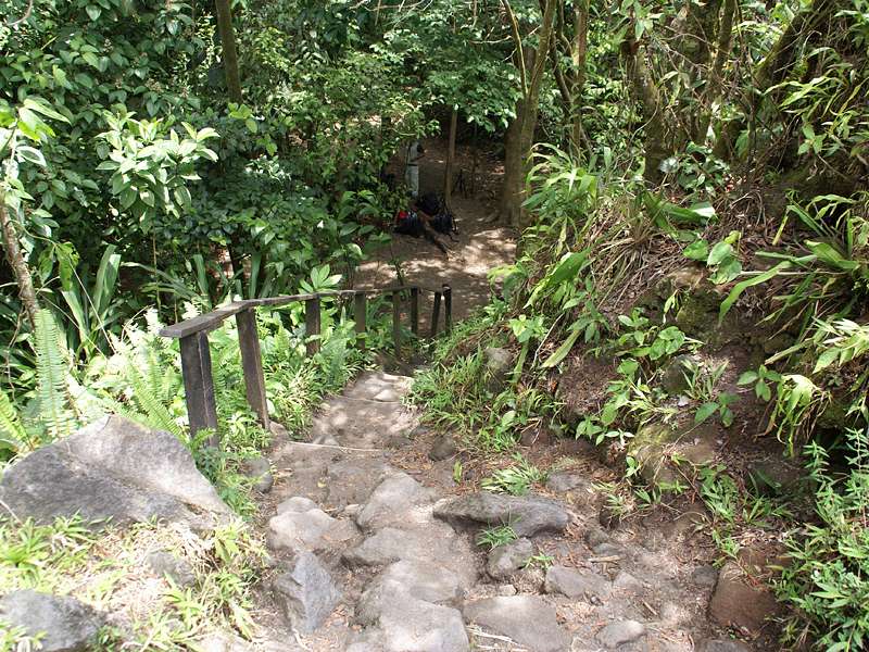 Eine Treppe führt am Sendero Las Coladas zu einem Bereich aus vulkanischem Gestein; Foto: 29.04.2012, Arenal-Nationalpark