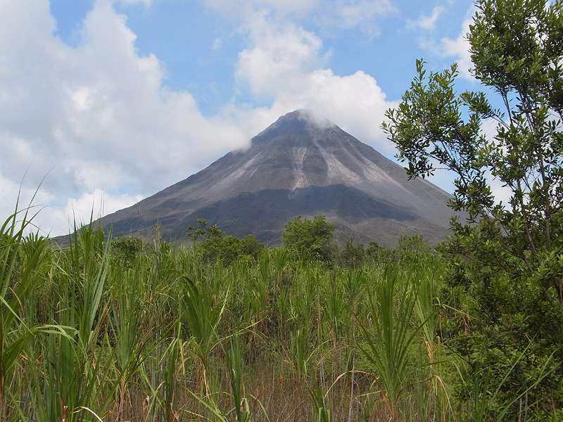 Die Westflanke des Arenal ist wegen der zahlreichen Eruptionen der vergangenen Jahre vegetationslos; Foto: 29.04.2012, Arenal-Nationalpark