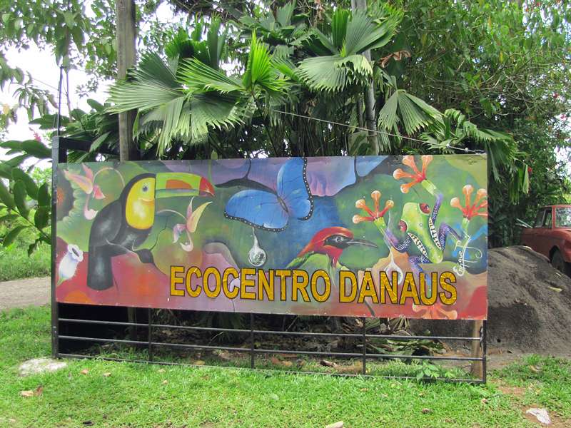 Das farbenfrohe Schild am Eingang des Schutzgebiets Ecocentro Danaus Reserva Biológica; Foto: 28.04.2012, La Fortuna