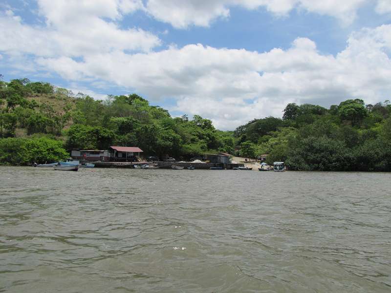Kleiner Bootsanleger am östlichen Ufer des Río Tempisque im Mündungsbereich; Foto: 04.05.2012, Golf von Nicoya