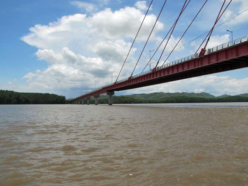 Die Brücke 'Puente de la Apuñalada', früher 'El Puente de la Amistad Costa Rica-Taiwán' genannt, überspannt den Río Tempisque in seinem Mündungsbereich; Foto: 04.05.2012, Nähe Puerto Moreno