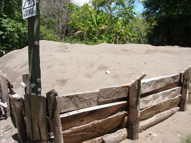 In diesem Sandhaufen werden die Eier bedrohter Meeresschildkröten ausgebrütet; Foto: 07.05.2012, Hacienda Barú National Wildlife Refuge
