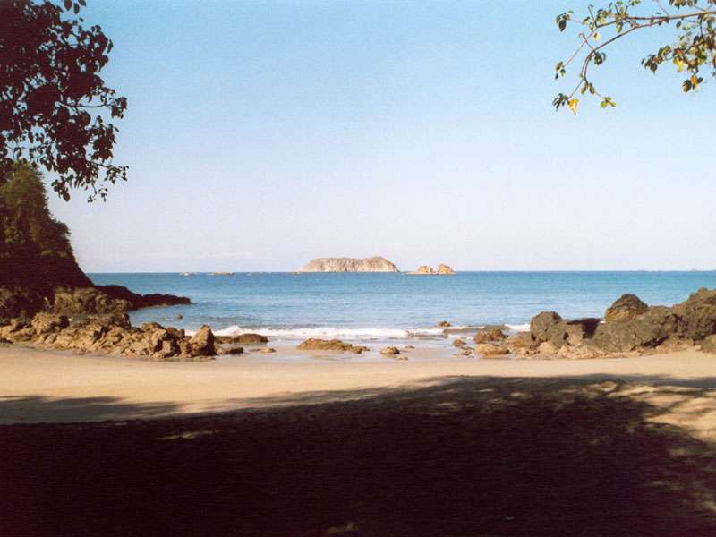 Die Isla Luana ist lang gestreckt, rechts daneben im Bild sind die Islas Gamelas zu sehen; Foto: 05.02.2004, Manuel-Antonio-Nationalpark