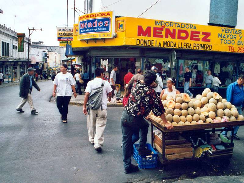 Obststand auf einer Straße; Foto: 11.02.2004, San José