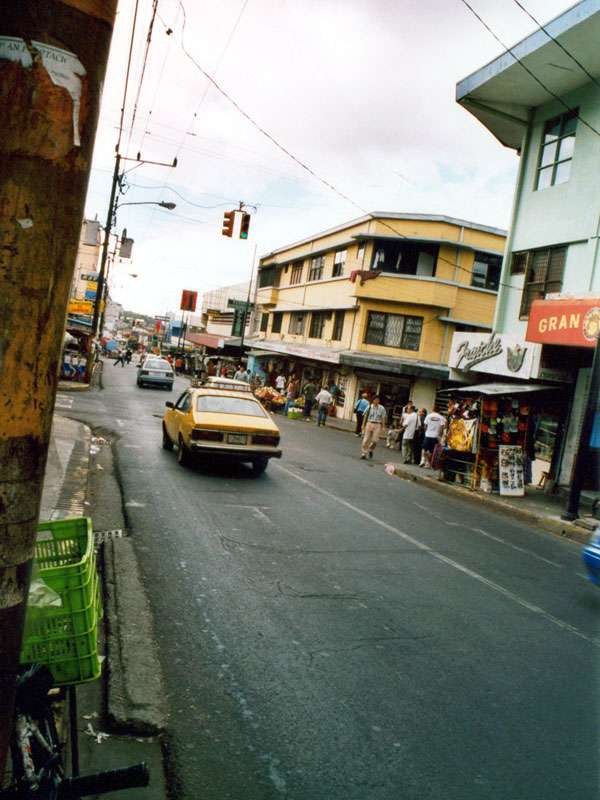 Straßenszene in Costa Ricas Hauptstadt; Foto: 11.02.2004, San José